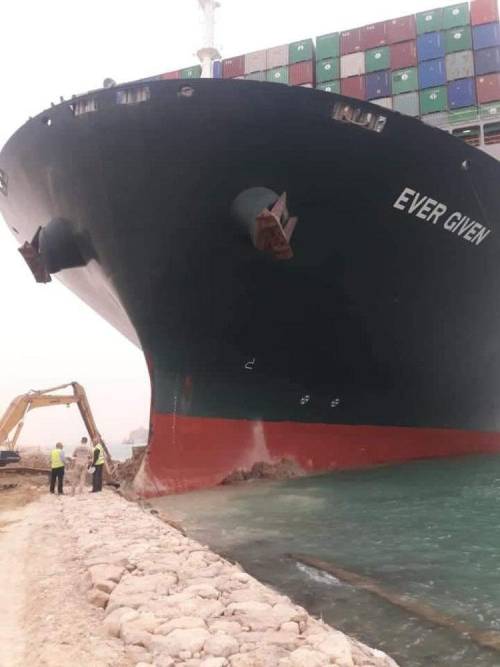 Sebuah kapal kontainer besar terjebak di Terusan Suez dan memblokir semua lalu lintas di jalur air yang penting